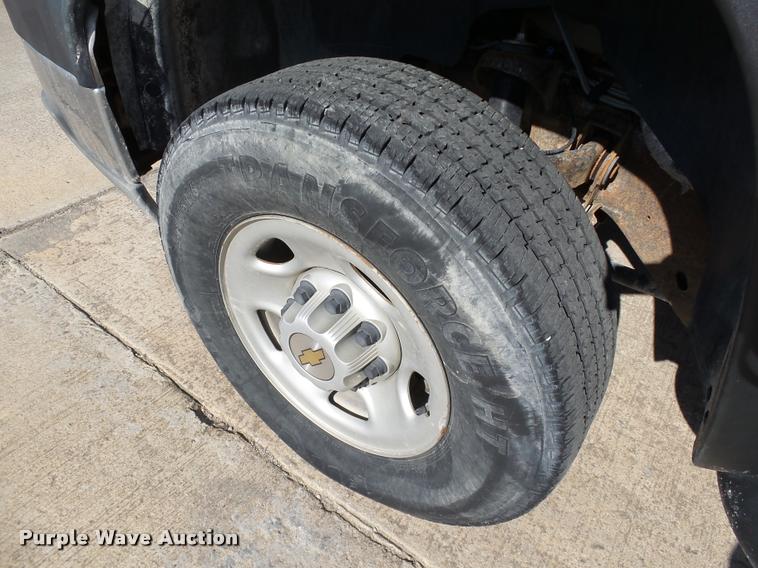 image for item DB4059 2004 Chevrolet Silverado 2500HD Ext. Cab pickup truck