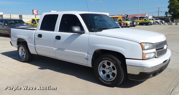 image for item DB4063 2006 Chevrolet Silverado 1500 LT Crew Cab pickup truck