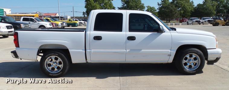 image for item DB4063 2006 Chevrolet Silverado 1500 LT Crew Cab pickup truck