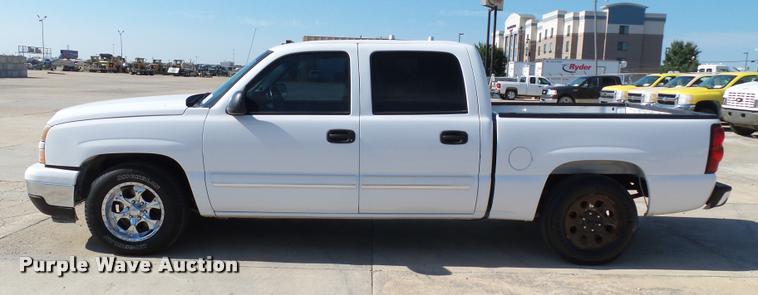 image for item DB4063 2006 Chevrolet Silverado 1500 LT Crew Cab pickup truck