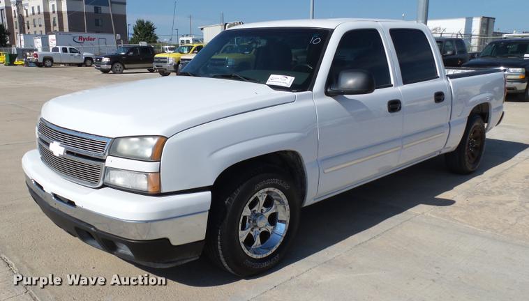 image for item DB4063 2006 Chevrolet Silverado 1500 LT Crew Cab pickup truck