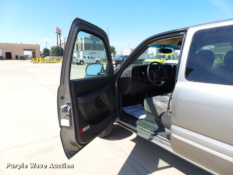 image for item DB4065 2006 Chevrolet Silverado 2500HD Ext. Cab pickup truck