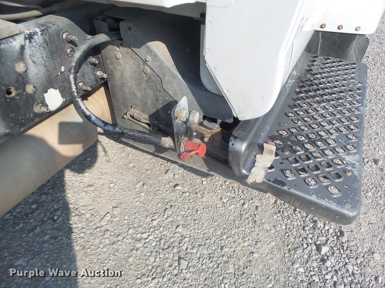image for item DB5827 2005 Chevrolet C5500 truck cab and chassis