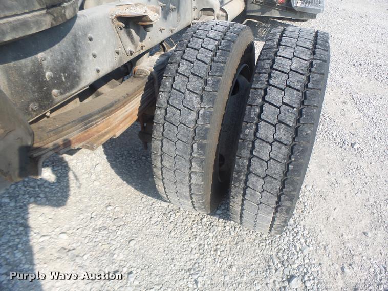 image for item DB5827 2005 Chevrolet C5500 truck cab and chassis