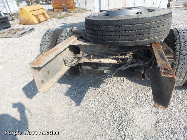 image for item DB5827 2005 Chevrolet C5500 truck cab and chassis