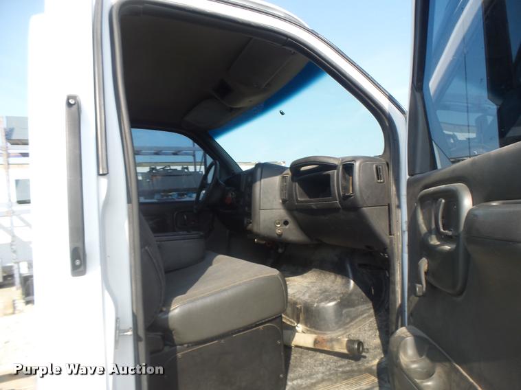 image for item DB5827 2005 Chevrolet C5500 truck cab and chassis