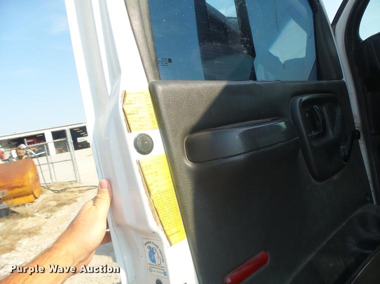image for item DB5827 2005 Chevrolet C5500 truck cab and chassis