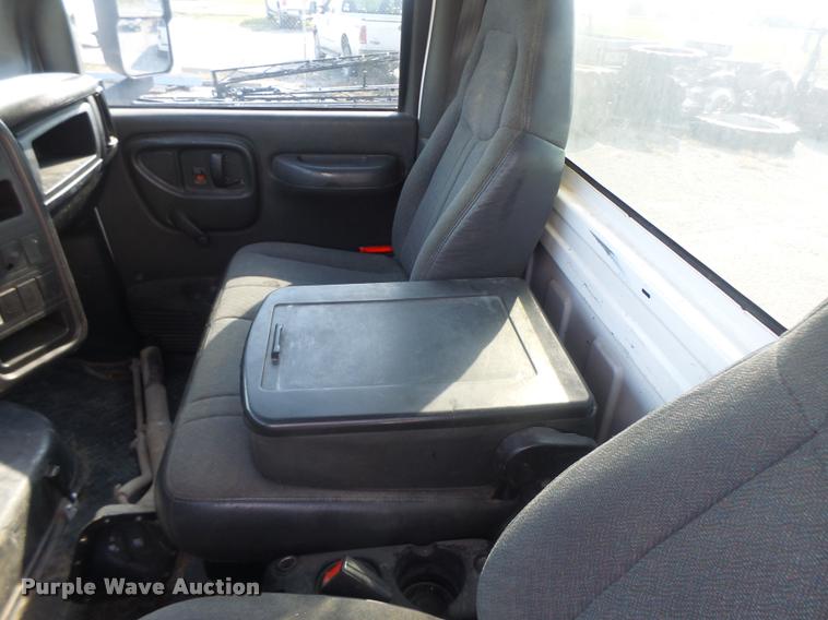image for item DB5827 2005 Chevrolet C5500 truck cab and chassis