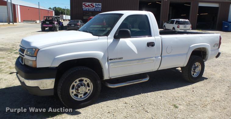 image for item DB5845 2005 Chevrolet Silverado 2500HD LS pickup truck