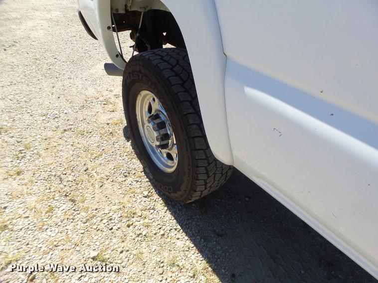 image for item DB5845 2005 Chevrolet Silverado 2500HD LS pickup truck