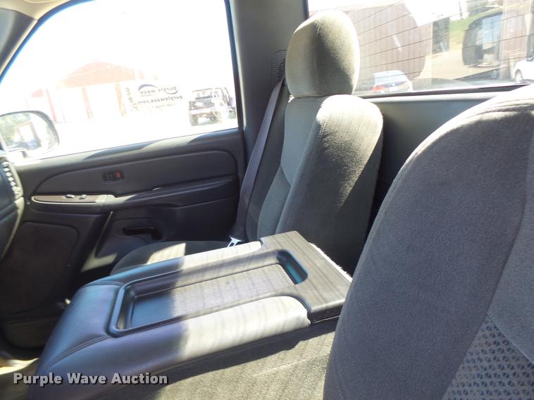 image for item DB5845 2005 Chevrolet Silverado 2500HD LS pickup truck