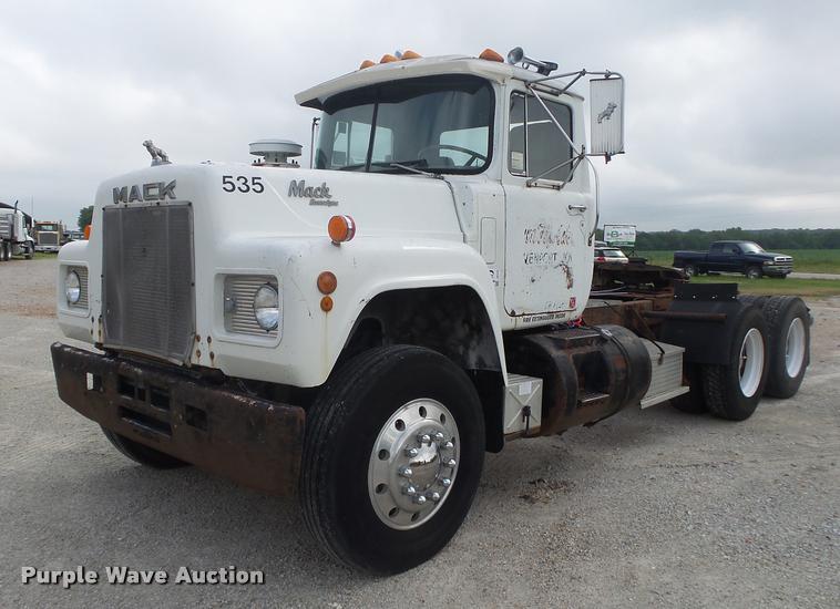 image for item DB7448 1989 Mack R686ST semi truck