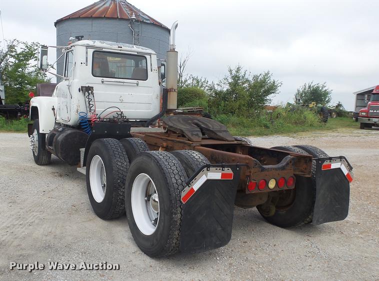 image for item DB7448 1989 Mack R686ST semi truck