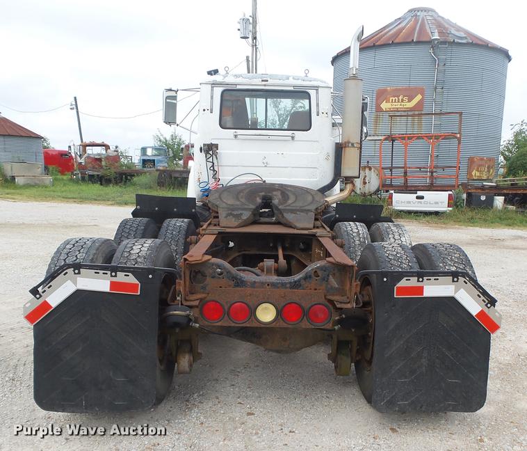 image for item DB7448 1989 Mack R686ST semi truck