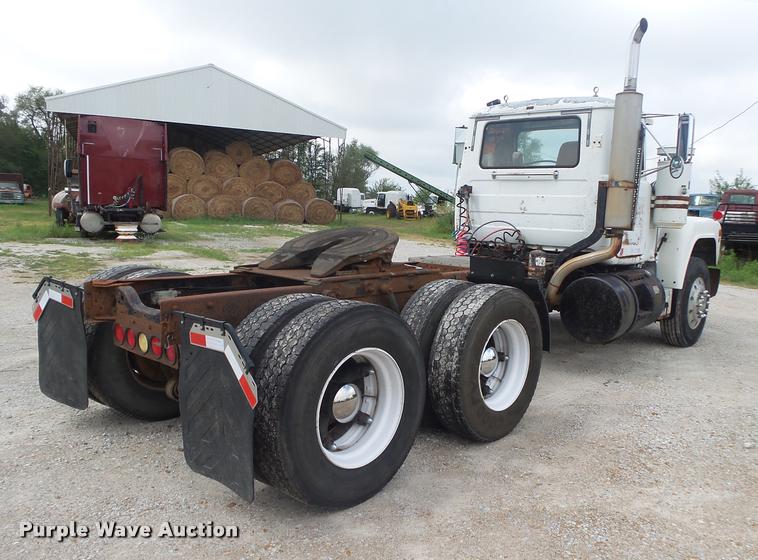 image for item DB7448 1989 Mack R686ST semi truck