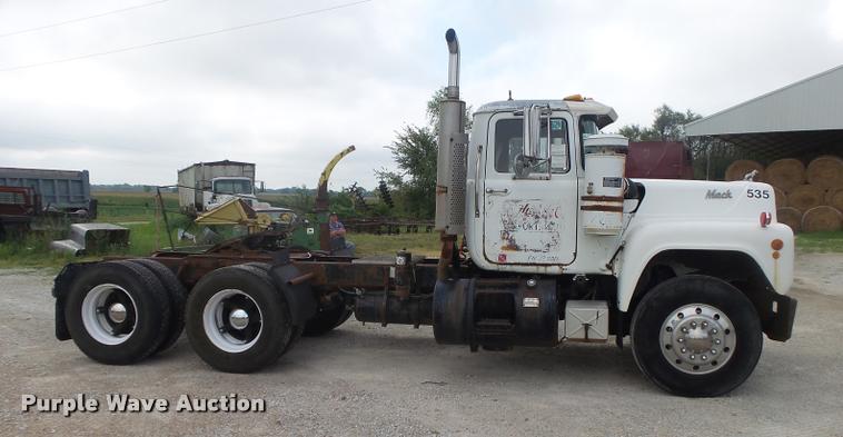 image for item DB7448 1989 Mack R686ST semi truck