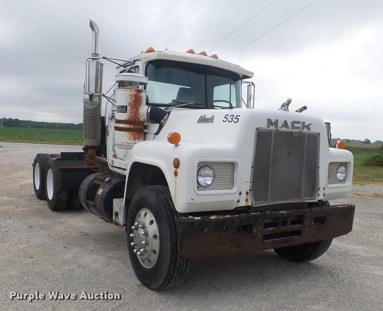 image for item DB7448 1989 Mack R686ST semi truck