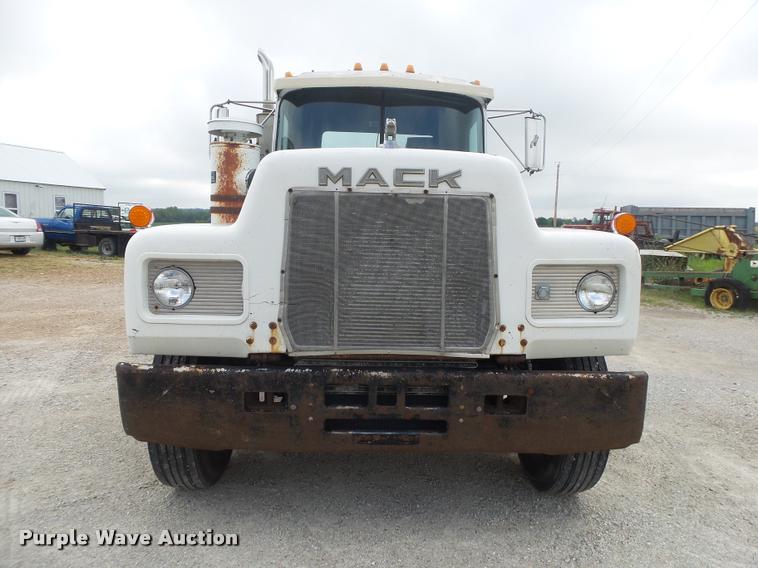 image for item DB7448 1989 Mack R686ST semi truck