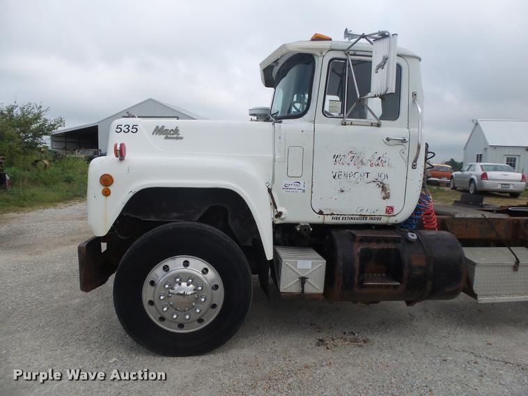 image for item DB7448 1989 Mack R686ST semi truck