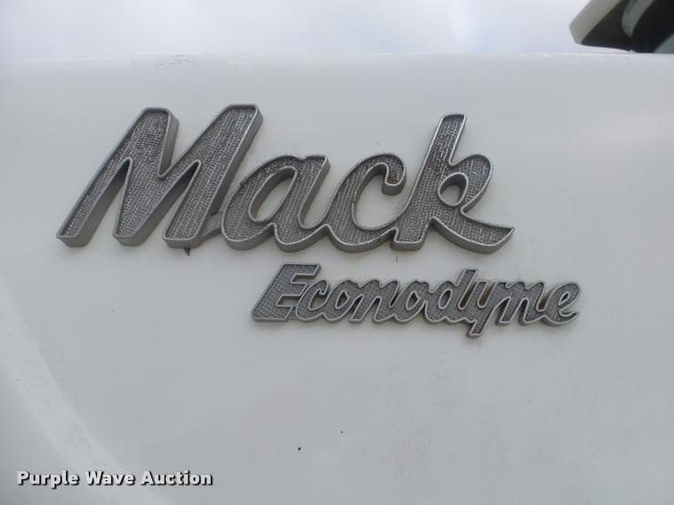 image for item DB7448 1989 Mack R686ST semi truck