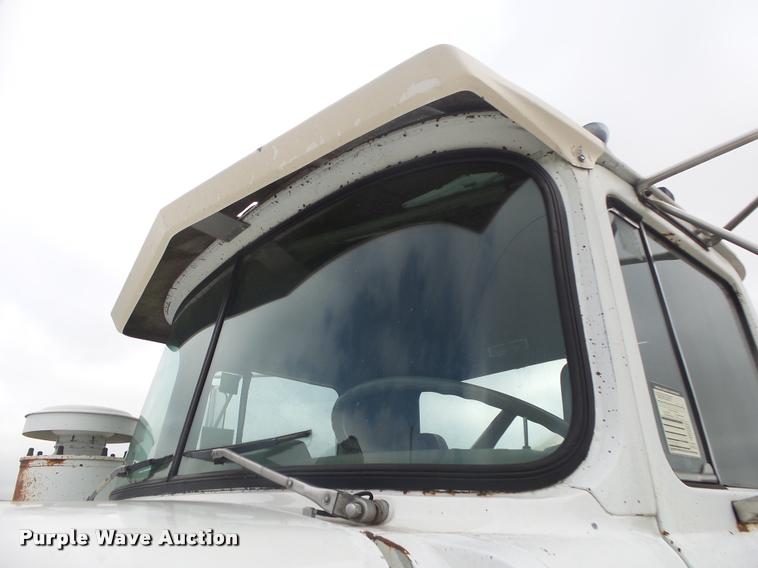 image for item DB7448 1989 Mack R686ST semi truck