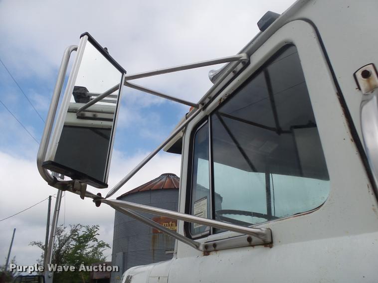 image for item DB7448 1989 Mack R686ST semi truck