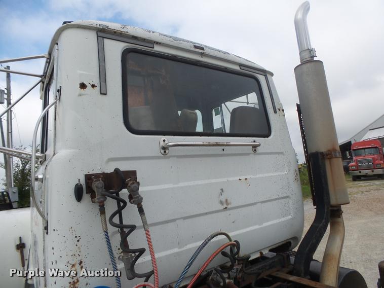 image for item DB7448 1989 Mack R686ST semi truck