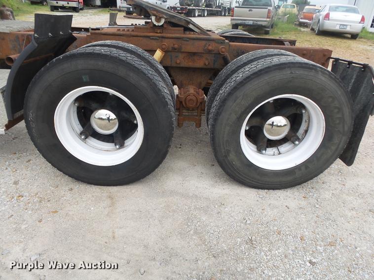 image for item DB7448 1989 Mack R686ST semi truck