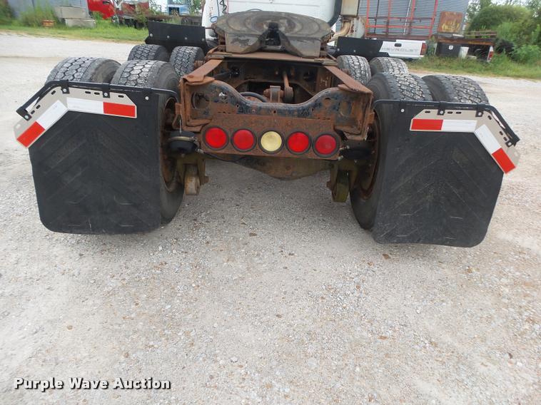 image for item DB7448 1989 Mack R686ST semi truck