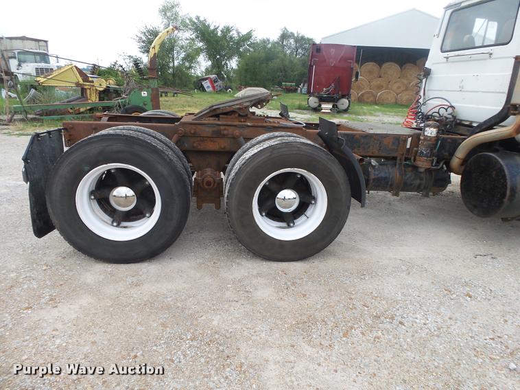 image for item DB7448 1989 Mack R686ST semi truck