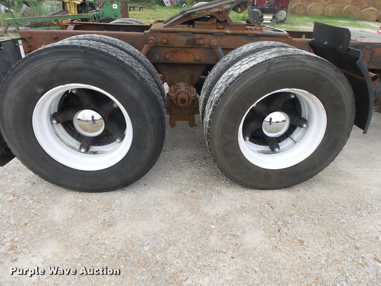 image for item DB7448 1989 Mack R686ST semi truck