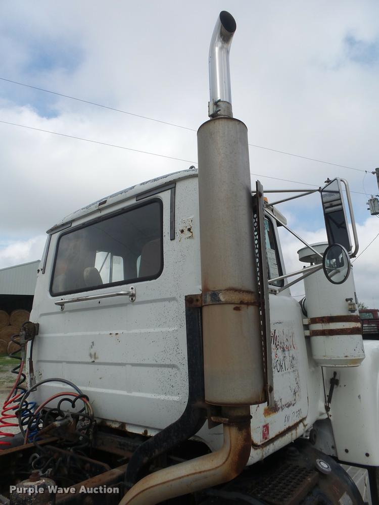 image for item DB7448 1989 Mack R686ST semi truck