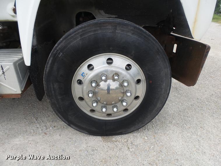 image for item DB7448 1989 Mack R686ST semi truck