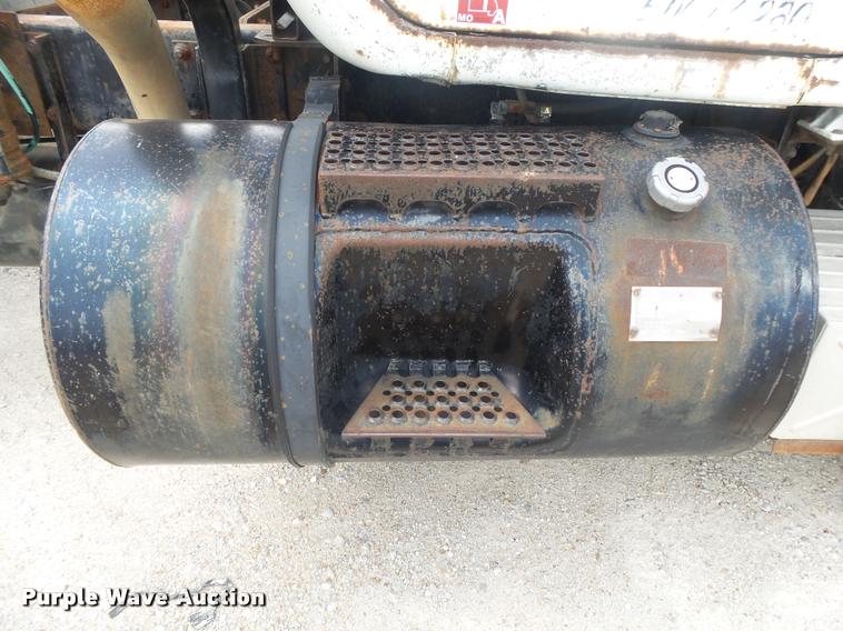 image for item DB7448 1989 Mack R686ST semi truck