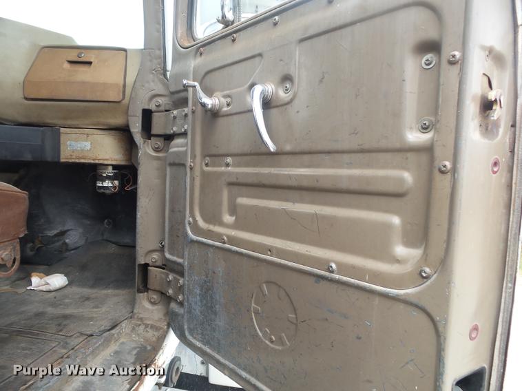 image for item DB7448 1989 Mack R686ST semi truck