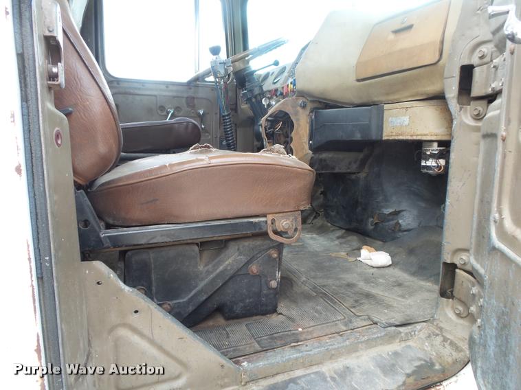 image for item DB7448 1989 Mack R686ST semi truck