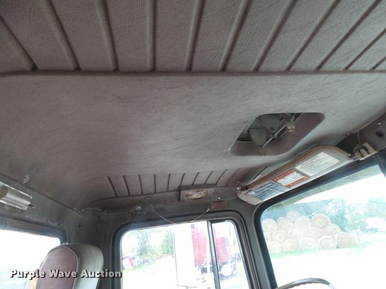 image for item DB7448 1989 Mack R686ST semi truck