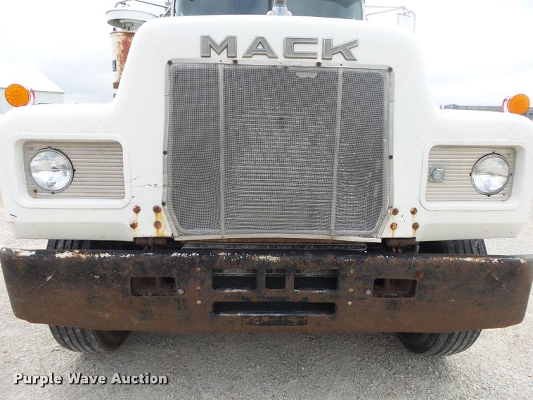 image for item DB7448 1989 Mack R686ST semi truck