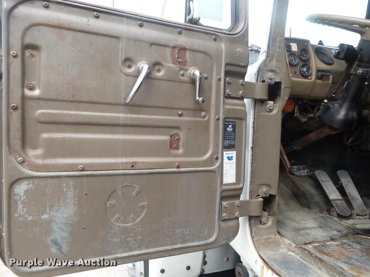 image for item DB7448 1989 Mack R686ST semi truck