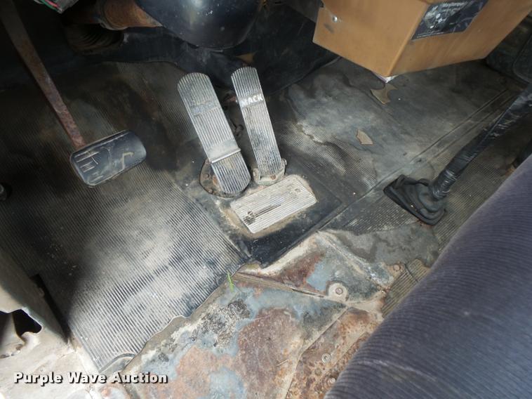 image for item DB7448 1989 Mack R686ST semi truck