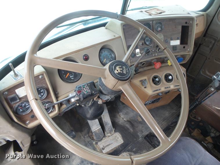 image for item DB7448 1989 Mack R686ST semi truck