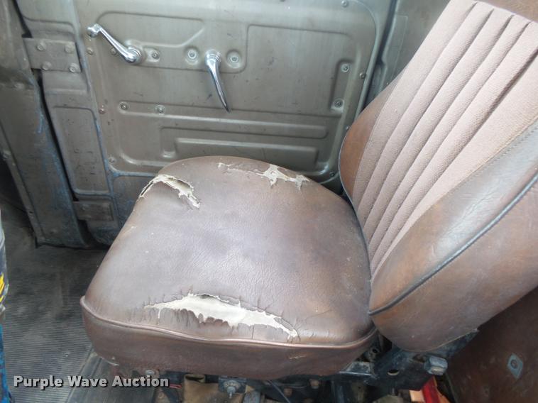 image for item DB7448 1989 Mack R686ST semi truck