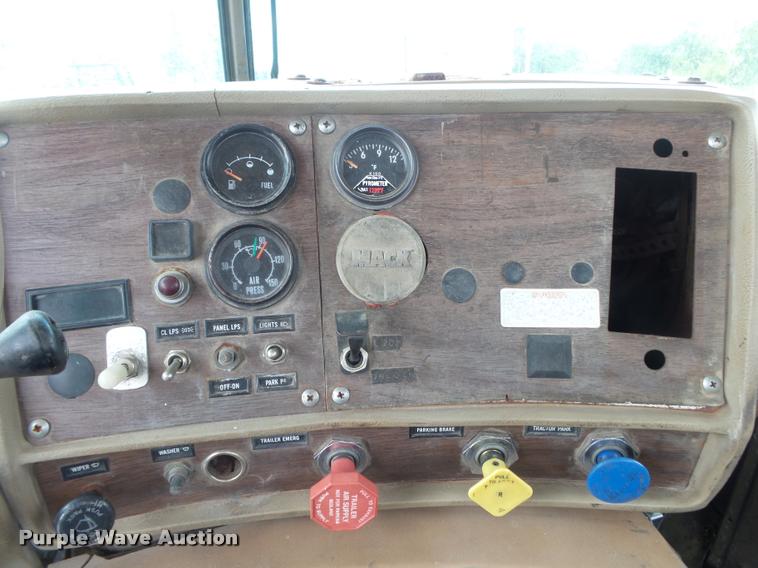 image for item DB7448 1989 Mack R686ST semi truck