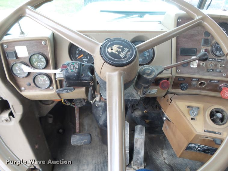 image for item DB7448 1989 Mack R686ST semi truck