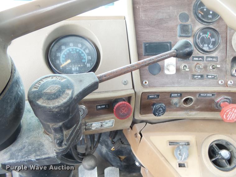 image for item DB7448 1989 Mack R686ST semi truck