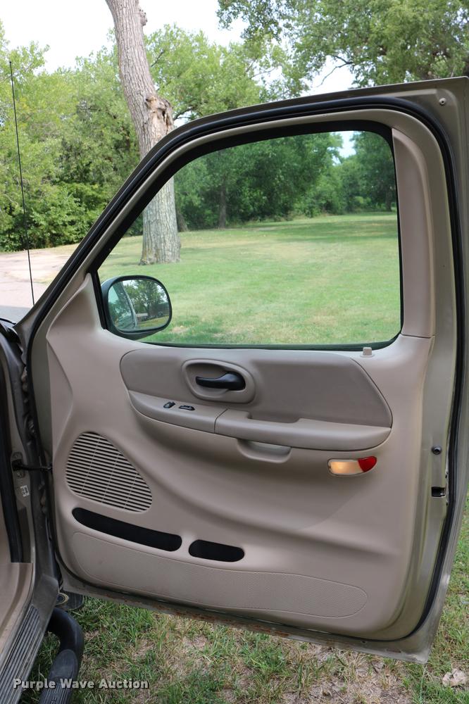 image for item DB9266 2002 Ford F150 XLT pickup truck