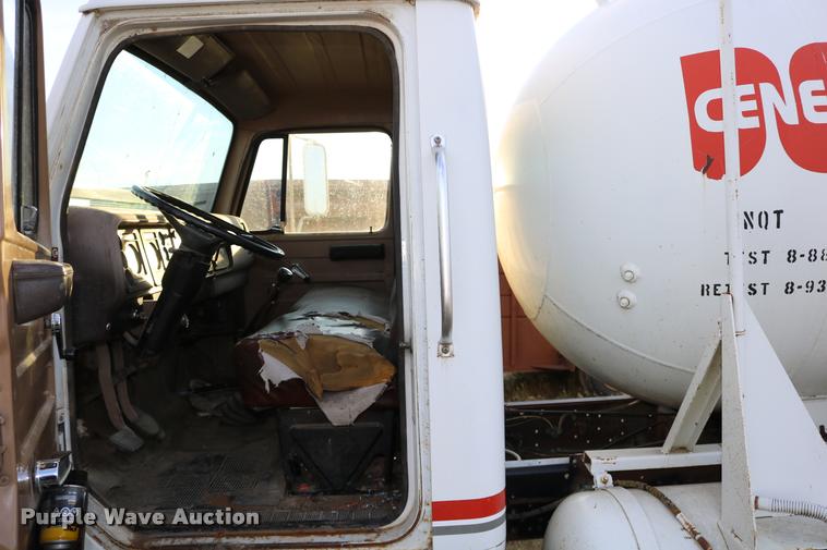 image for item DB9361 1981 International 1824 propane truck