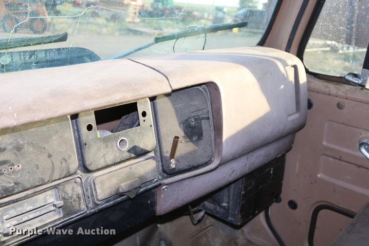 image for item DB9361 1981 International 1824 propane truck