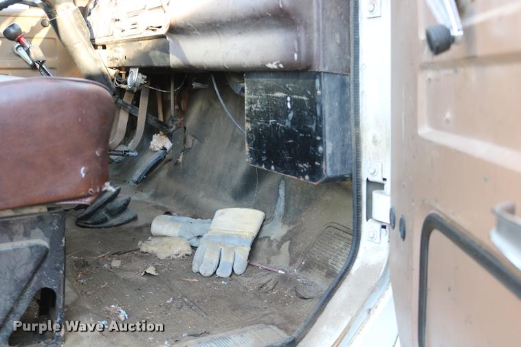 image for item DB9361 1981 International 1824 propane truck