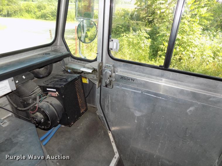 image for item DC4948 2003 Workhorse P42 delivery truck